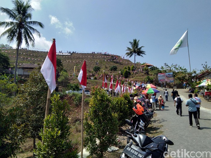 Bendera merah putih raksasa di Gunung Purba Nglanggeran, Gunungkidul, Senin (13/8/2018).