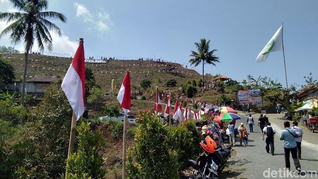 Keren! Ada Bendera Merah Putih Raksasa di Gunung Purba Nglanggeran