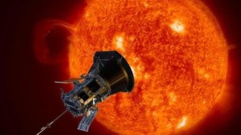 Ilustrasi Parker mendekati Matahari. Parker nantinya akan terbang begitu dekat dengan Matahari sampai jarak 6 juta kilometer dari permukaannya. Itu 7 kali lebih dekat dari misi sebelumnya, Helios 2 yang diterbangkan tahun 1976. Foto: NASA
