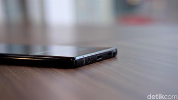 Bagian bawah Galaxy Note 9 terdapat port USB Type C, speaker dan jack audio 3,5 mm dan S-Pen. Foto: Adi Fida Rahman/detikINET