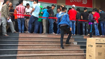 Setelah resmi beroperasi pada awal Agustus lalu, Go-Viet disambut antusias oleh konsumen sehingga banyak orang mendaftar sebagai driver. Ini kantor Go-Viet di Vietnam yang ramai disebut calon driver. Foto: Techbike