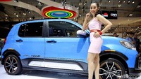 Seorang SPG dari Daihatsu juga tak ingin kalah berpose dengan kendaraannya menyapa pengunjung.