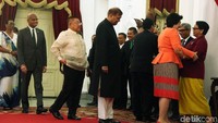 Menteri Luar Negeri Retno Marsudi juga ikut mendampingi Jokowi menerima para dubes negara sahabat.