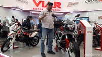 Kenapa motor ini? Ini motor dual purpose dan ini buatan indonesia. Dan dalam perjalanan ini, visi juga bisa mengenalkan budaya Indonesia ke berbagai belahan dunia, katanya. Foto: M luthfi Andika