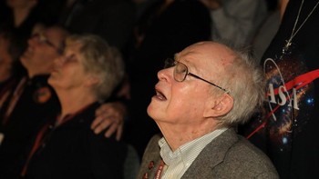 Eugene Parker, astrofisikawan yang namanya diabadikan sebagai Parker Solar Probe, turut menyaksikan peluncuran kendaraan luar angkasa tersebut. Foto: NASA