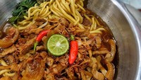 Selain disajikan dengan telur puyuh atau udang, mie kangkung ternyata juga cocok disantap dengan irisan kikil yang kenyal gurih seperti milik @nana_jajan. Foto: Instagram