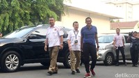 Sandi tampak mengenakan polo shirt biru dan celana hitam dipadu sepatu kets (Foto: Indra Komara/detikcom)