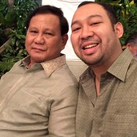 Prabowo mengunggah salah satu momen kebersamaannya dengan Didit yang terjadi di Hari Lebaran. Didit dilahirkan Titik Soeharto pada 22 Maret 1984, 10 bulan setelah Prabowo menikahi anak dari presiden Soeharto tersebut. Foto: Instagram, Facebook