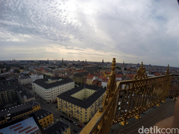 Puncak bangunan gereja berusia ratusan tahun ini kelihatan juga dari Nyhavn, pelabuhan tua yang menjadi salah satu destinasi favorit para turis. (Uyung/detikTravel) Puncak bangunan gereja berusia ratusan tahun ini kelihatan juga dari Nyhavn, pelabuhan tua yang menjadi salah satu destinasi favorit para turis. (Uyung/detikTravel)