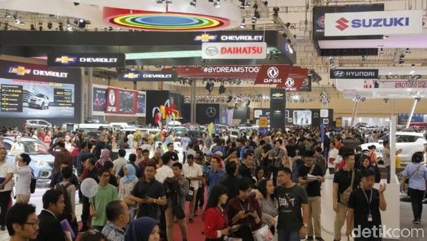 Sabtu, 4 Agustus 2018 – Memasuki weekend pertama GIIAS 2018, pengunjung sudah mulai memenuhi area pameran sejak pukul 10.00 WIB