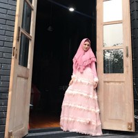 Di kesempatan lain, Mulan Jameela tampil girly dengan dress dan khimar instan bernuansa pink. Satu set dress beraksen fur dan khimar berdetail raffle itu memiliki harga Rp 2,4 juta. Foto: Instagram/MulanJameela1