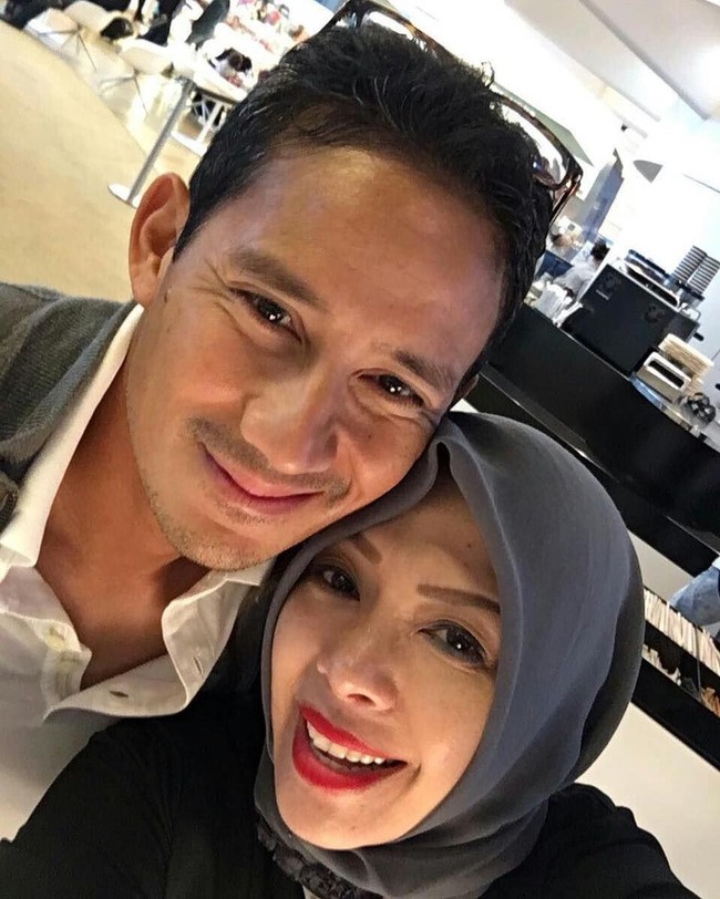 Nur Asia merupakan adik dari teman Sandiaga Uno saat masih duduk di bangku SMP. Dari seringnya Sandiaga bertandang ke rumah temannya tersebut, ia pun kerap berjumpa dengan wanita pujaan hatinya itu. Foto: Instagram