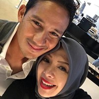 Nur Asia merupakan adik dari teman Sandiaga Uno saat masih duduk di bangku SMP. Dari seringnya Sandiaga bertandang ke rumah temannya tersebut, ia pun kerap berjumpa dengan wanita pujaan hatinya itu. Foto: Instagram