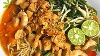Selain menggunakan sayuran kangkung, mie ini semakin khas dengan potongan daging ayam, udang, hingga perasan jeruk limau yang segar seperti milik @LilyMinarosa. Foto: Instagram