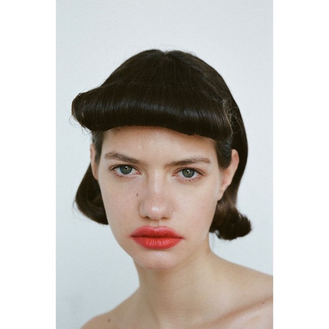 Banyak wanita sering malu dengan tampilan hidung yang besar. Namun fitur wajah itu malah membuat Carlotta Runze laris sebagai seorang model. Foto: Instagram