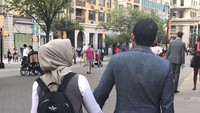 Pose pasangan tampak punggung, Sandiaga Uno dan istri melakukannya di Union Square Park, New York. Bajunya rapi karena usai kunjungan kerja (sandiuno/Instagram)