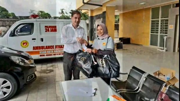 Sam Aliano menyalurkan bantuan untuk korban gempa.
