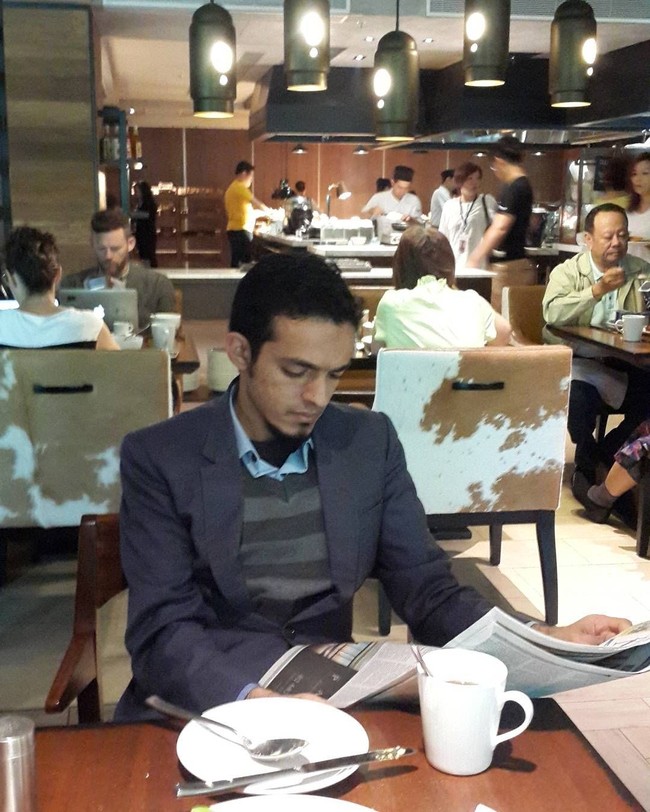 Bekerja di ranah formal, dr. Gamal sering memakai setelan blazer dan kemeja. Sesekali ia mengenakan baju batik untuk acara tertentu. Foto: Dok. Instagram