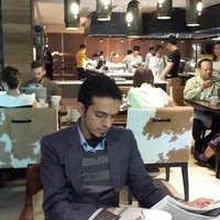 Bekerja di ranah formal, dr. Gamal sering memakai setelan blazer dan kemeja. Sesekali ia mengenakan baju batik untuk acara tertentu. Foto: Dok. Instagram