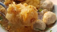 Cuanki di Jl. Sukaasih ini menggida banget ya? Pangsit dan bakso gorengnya direndam kaldu yang gurih hangat. Sedap! Foto : Instagram @vani.santoso