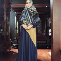 Tampil matching, Mulan Jameela memakai gamis dan hijab segi empat motif berwarna senada. Gamis ini dibandrol seharga Rp 475 ribu dan kerudungnya seharga Rp 225 ribu. Foto: Instagram/MulanJameela1