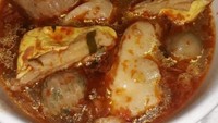Buat yang suka pedas, cuankie harus diaduk dengan sambal rawit merah. Kuahnya jadi sedikit kemerahan. Huahhh! Foto : Instagram @gallerykiddoz