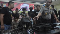 Daeng Ampuh diketahui adalah seorang narapidana di Lapas Makassar. Sedangkan tersangka lainnya, Andi Muhammad Ilham adalah rekan dari Daeng Ampuh yamg merupakan eksekutor lapangan.