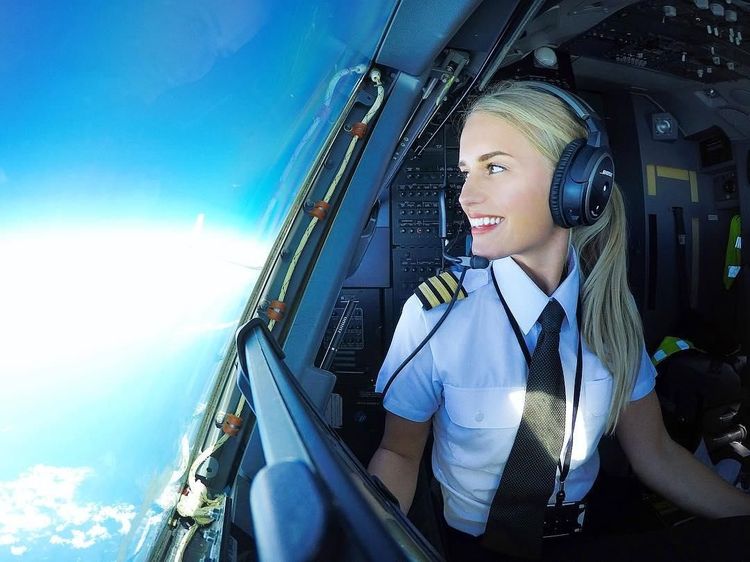 10 Pesona Maria Fagerstrom, Pilot Cantik Asal Swedia yang Hobi Yoga