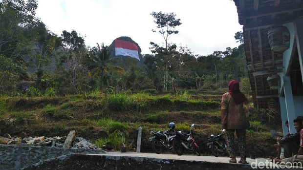 Bendera merah putih raksasa di Gunung Api Purba Nglanggeran. 