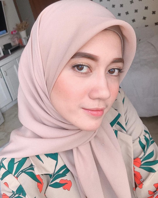 Beberapa waktu terakhir, nama Sindy kembali disebut-sebut. Ternyata, ia sudah berhijrah dan mengubah penampilannya. Ia mantap berhijab pada Juli 2018 lalu. Foto: Instagram./Sindyhv