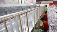 Sejumlah pekerja menyelesaikan venue cabang olahraga Angkat Besi di Hall D Jiexpo Kemayoran, Jakarta Pusat, Senin (13/8).