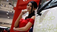 Duh, wanita cantik yang menjadi SPG ini kok malah bersandar di body mobil Hino sih? 