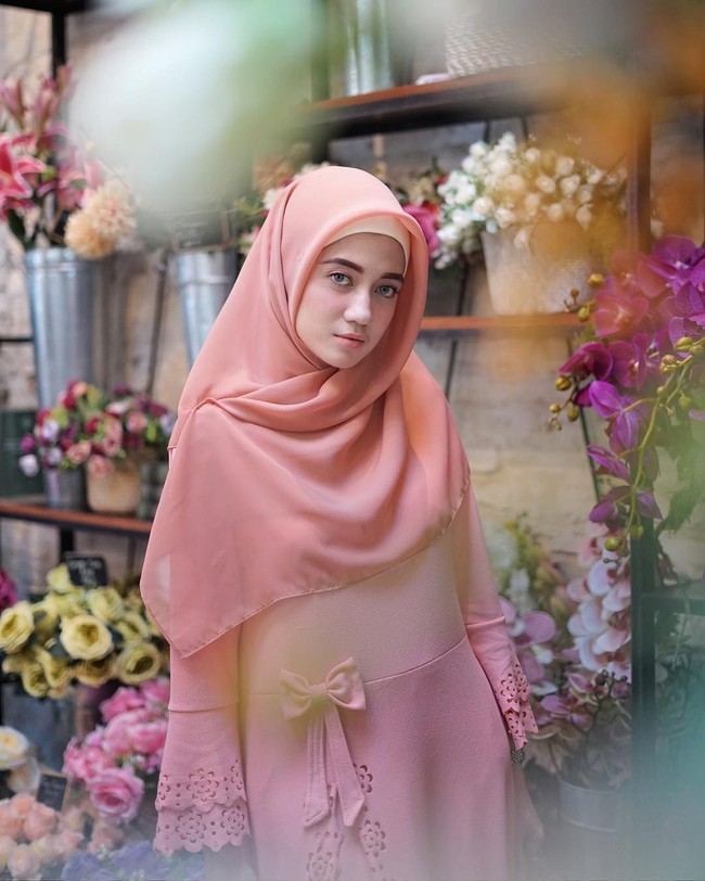 Setelah Princess bubar, Sindy sempat merilis single solonya. Single tersebut merupakan daur ulang lagu dari band kenamaan Sheila on 7 yang berjudul Mudah Saja. Foto: Instagram./Sindyhv