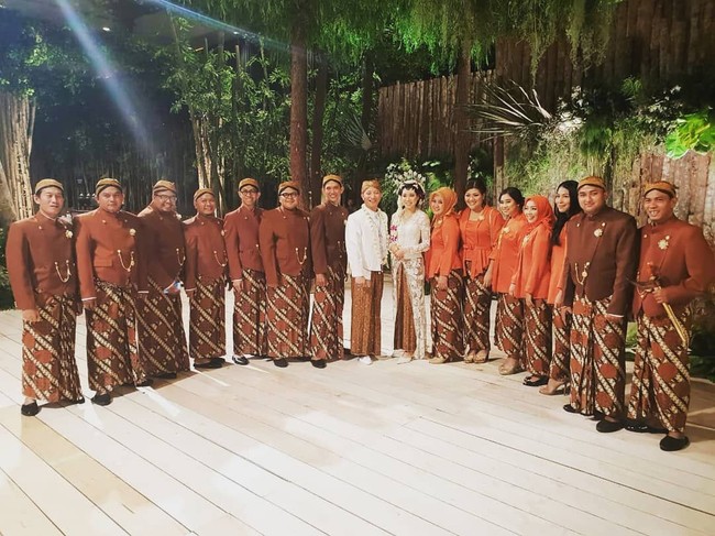 Setelah menggelar pernikahan dari pagi hingga malam di Bali, pesta pernikahan Aryo Djojohadikusumo berlanjut di Jakarta, tepatnya di Hotel Ritz Carlton Pacific Place. Pesta juga digelar dua kali yaitu pada Sabtu (11/8/2018) siang dan malam. Kemewahan pesta Aryo dan Sachi terlihat dari dekorasi yang diterapkan di area ballroom hotel. Dekorasi ballroom terlihat extravagant dengan hanging garden yang dipenuhi tanaman hijau. Untuk busananya, saat resepsi siang, Aryo dan Sachi menjadi pengantin Jawa dengan kebaya dan beskap putih serta kain batik. Foto: Instagram 7teaufika