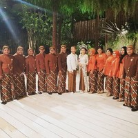 Setelah menggelar pernikahan dari pagi hingga malam di Bali, pesta pernikahan Aryo Djojohadikusumo berlanjut di Jakarta, tepatnya di Hotel Ritz Carlton Pacific Place. Pesta juga digelar dua kali yaitu pada Sabtu (11/8/2018) siang dan malam. Kemewahan pesta Aryo dan Sachi terlihat dari dekorasi yang diterapkan di area ballroom hotel. Dekorasi ballroom terlihat extravagant dengan hanging garden yang dipenuhi tanaman hijau. Untuk busananya, saat resepsi siang, Aryo dan Sachi menjadi pengantin Jawa dengan kebaya dan beskap putih serta kain batik. Foto: Instagram 7teaufika