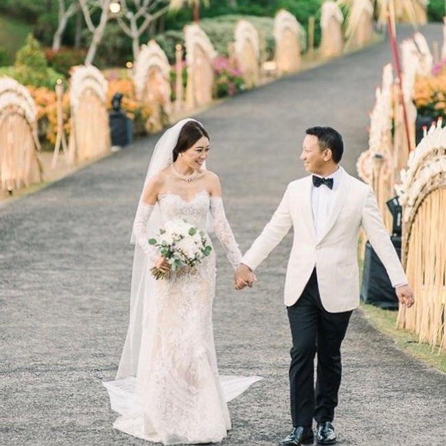 Inilah momen bahagia Aryo Djojohadikusumo dan Sachi Sophia setelah upacara pemberkatan pernikahan mereka di Bali, 4 Agustus 2018. Kedua mempelai terlihat memakai busana pengantin internasional untuk upacara pemberkatan. Foto: Instagram erikajennings