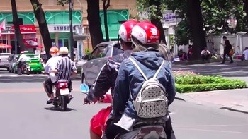 Namun helm yang jamak dipakai di sana adalah tipe yang sudah dilarang di Indonesia. Foto: YouTube