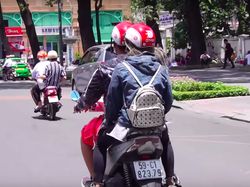 Mengintip Vlogger Cantik Vietnam Jajal Go-Jek