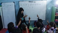 Sekolah yang dibangun pada tahun 2007 ini mendapatkan bantuan dari CSR JICT. Rumah Belajar Merah Putih terbagi menjadi 3 kelas dengan pembagian siswa PAUD mencapai 27 murid, Paket A B mencapai 33 murid, dan TPQ mencapai 30 murid. Sekolah ini pun mengerahkan 11 guru yang mengajarkan 11 mata pelajaran seperti matematika, bahasa Indonesia, bahasa Inggris, PKN, biologi, dan sebagainya.