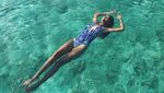 Foto: Maria Selena Leyeh-leyeh di Pantai Saja Cantik