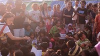 Mereka membagikan buku gambar serta kebutuhan lainnya untuk para pengungsi, terutama anak-anak. Dok. Instagram/leonagustine