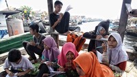 Dengan pendidikan yang baik mereka tak hanya mampu memperbaiki hidup diri sendiri tetapi juga keluarganya, karena pendidikan menjadi kunci untuk memberantas kemiskinan.