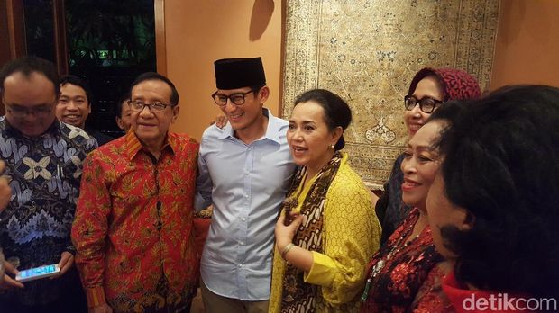 Para emak yang minta berfoto bersama Sandiaga Uno