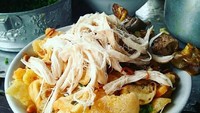 Suwiran ayamnya gede-gede ditambah kulitnya juga. Bikin ngiler ya! Foto : Instagram @cirebonkuliner