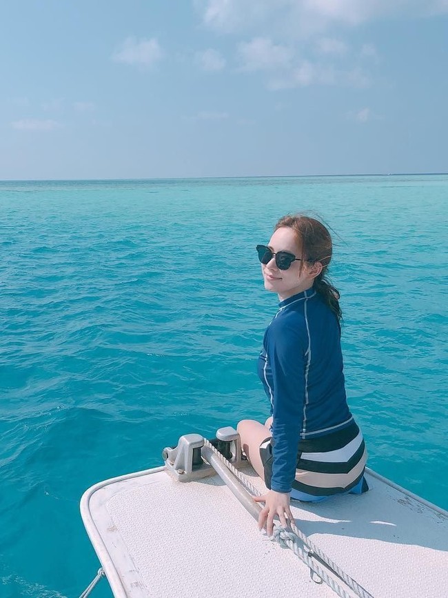 Sementara rambutnya lebih sering ia gerai dan ditata bergelombang. Foto: Instagram/@sekine.risa