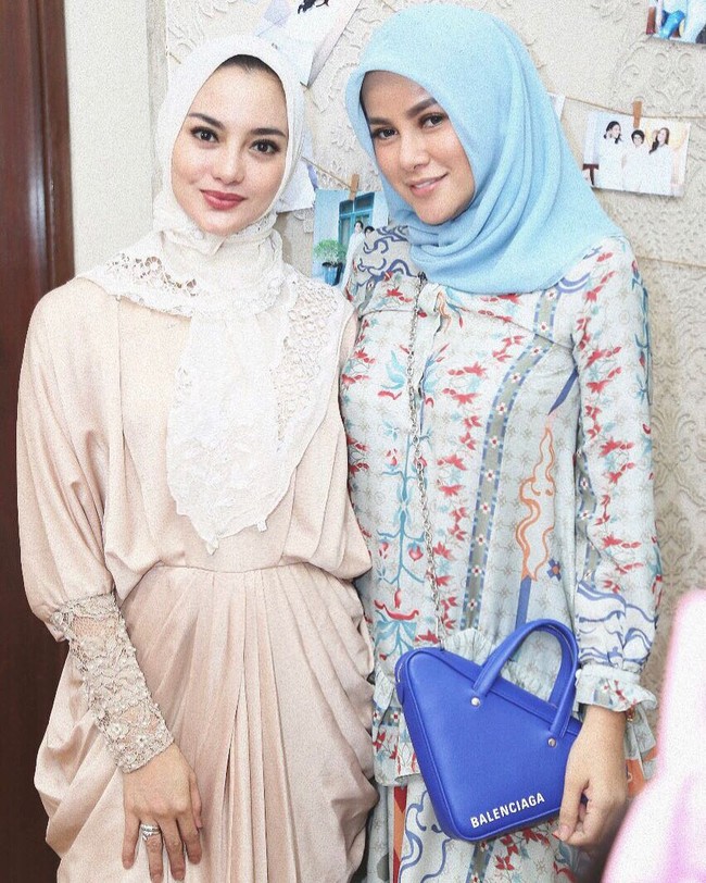 Olla Ramlan dan Ririn Ekawati belum lama ini menghadiri satu acara bersama. Bukan acara biasa, keduanya tampil memakai jilbab. Hal ini terlihat pada unggahan foto di Instagram Olla Ramlan pada hari Minggu (12/08/2018). Foto: Instagram Olla Ramlan