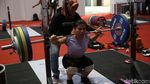 Latihan Berat Atlet Angkat Besi di Venue yang Belum Jadi