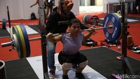 Sri Wahyuni dkk menjalani latihan di tempat yang sudah disediakan, dengan platform, barbel, dan piring bumpernya.