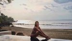 Foto: Maria Selena Leyeh-leyeh di Pantai Saja Cantik