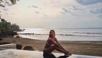 Foto: Tak hanya Lombok, Bali juga jadi destinasi pantai yang dituju oleh gadis berusia 27 tahun ini. Lihat saja gaya Maria bersantai di pantai ini, asyik sekali. (Instagram/@mariaselena_)